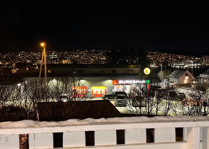 Recently Renovated House In The Heart Of Tromsdalen アパート トロムソ